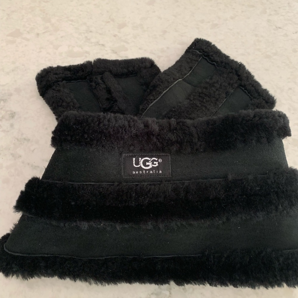 COPY - Ugg shearling scarf black